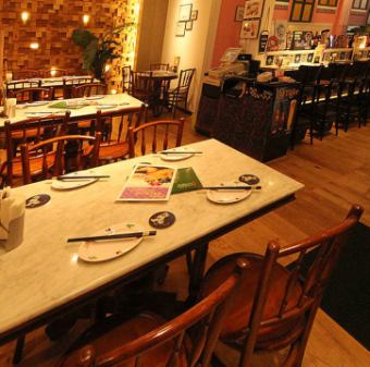 最大50名様までの貸切に対応可能です。会社の宴会や懇親会、大人数でのパーティーなど、様々なシーンでご利用いただけます。本場のシンガポール料理と活気ある空間で、思い出に残る盛大なイベントを演出。ご予算や人数に合わせて、柔軟に対応いたします。