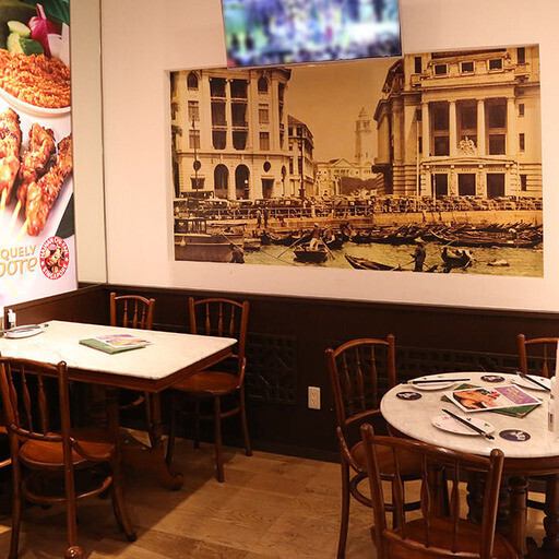 まるでシンガポールのローカル食堂に迷い込んだような、活気あふれる賑やかな雰囲気です。調理の音、スタッフの掛け声、そして食欲をそそる香りが一体となり、店全体に異国情緒が漂います。オープンな空間で、肩肘張らずに本場の味と空気感を存分に楽しみたい方にぴったりです。友人や家族とワイワイ過ごすのに最適な空間。
