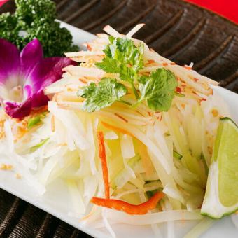 青パパイヤとリンゴのスパイシーアジアンサラダ