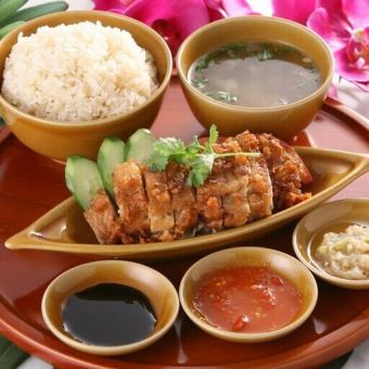海南鶏飯（揚げ）【肉大盛＋250円(税込)、ライス大盛＋100円(税込)】