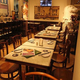 友人や家族との賑やかな食事にぴったりな4名掛けテーブルが4卓用意されています。広々とした空間で、おすすめの海南チキンやバタープロウンを囲みながら、楽しい会話が弾むこと間違いなし。本格的なシンガポール料理をゆったり楽しむには最適な場所です。