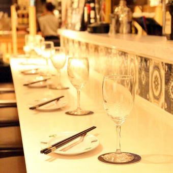 お一人様でも気軽に利用できるカウンター席が9席用意されています。活気ある店内の雰囲気を感じながら、自分だけのひとときを楽しめます。サッと食事を済ませたい時や、お仕事帰りに一杯飲むのにもぴったり。本場の味を手軽に楽しみたい方におすすめのスポットです。