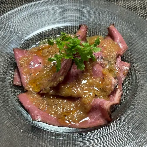 赤ワインとの相性抜群！伊太利矢スペシャルソースで味わうローストビーフ