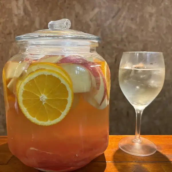 生の果物を贅沢に使用♪フルーティーで飲みやすい自家製サングリア（赤・白）
