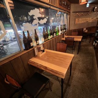 窓際に並ぶ2名席。サクッと仕事帰りの1杯に◎