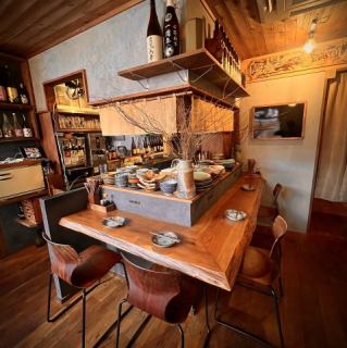 存在感ある杉坂のカウンターも、もちろんオーナーの手作り