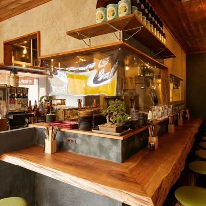 店内は手作りのカウンターとテーブル席。飲み会には最適◎