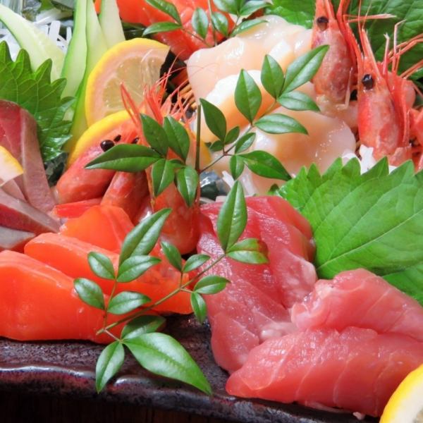 【高級套餐】新鮮的生魚片和牛排自助餐！無限量吃喝暢飲！平日4,500日元♪