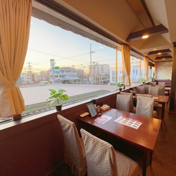 座敷やテーブル席を配置し、お一人様からカップル、友人同士まで気軽に利用できる空間。4名や6名対応のテーブル席や座敷もあり、少人数でリラックスした時間を過ごしたい方におすすめ!落ち着いた照明と温かみある店内は、食事と会話を心地よく楽しむための場として最適です★