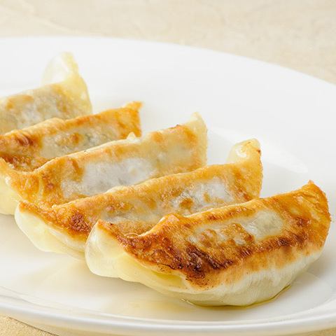 餡から手作り!素材にこだわった焼き餃子