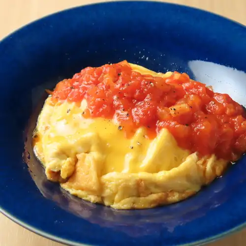 鶏屋の隠れ名物 小さなとろ玉トマトソースオムライス