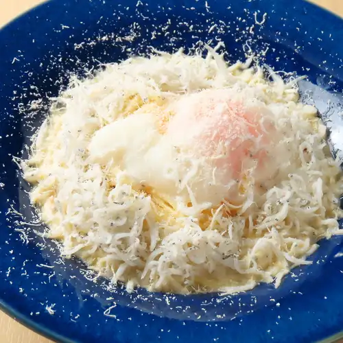濃厚チーズのしらすまみれ冷製カッペリーニ カルボナーラ温玉のせ