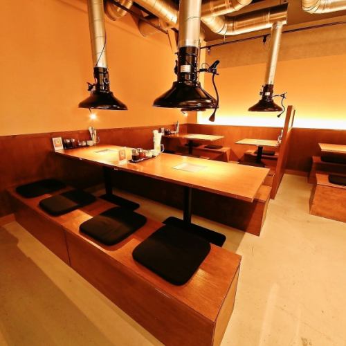 <p>「米牛 天神橋2丁目店」の店内は、天神橋エリアでの焼肉デートや女子会、仕事帰りのサク飲みにも使いやすい、落ち着いた雰囲気が魅力♪テーブル席中心のレイアウトで、少人数の飲み会から中人数の食事会まで対応可能です。大阪・天神橋筋商店街からすぐの立地なので、買い物帰りや会社帰りにも立ち寄りやすく、利便性◎</p>