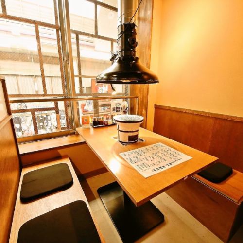 「米牛 天神橋2丁目店」の店内は、天神橋エリアでの焼肉デートや女子会、仕事帰りのサク飲みにも使いやすい、落ち着いた雰囲気が魅力。テーブル席中心のレイアウトで、少人数の飲み会から中人数の食事会まで対応可能です。