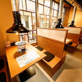 カジュアルで居心地の良い「米牛 天神橋2丁目店」の店内は、会社仲間との飲み会や友人との焼肉宴会、昼のランチ会など、幅広い利用シーンに対応できる空間です。天神橋2丁目というアクセスしやすい立地で、仕事終わりの一軒目にも、天神橋筋商店街での用事の後にも立ち寄りやすいのが魅力。