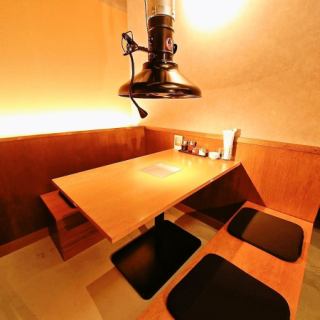 天神橋エリアで一人焼肉デビューにもぴったりの、肩肘張らない雰囲気が魅力。お仕事の合間の焼肉ランチや、天満・南森町からの帰りにちょっとだけ焼肉とごはんを楽しみたいディナー利用にもおすすめです。お一人様でも入りやすい空気感と、仲間同士の飲み会にも使いやすいテーブルレイアウトで、さまざまな利用シーンに◎