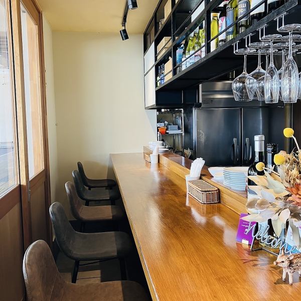 シェフの手仕事を間近で楽しめる、カウンター席。音や香り、盛り付けの瞬間まで五感で味わえる特等席♪お一人でごゆっくりしたり、お二人でお店の躍動を楽しみながら会話を弾ませるのも良しなお席です!普段使いにもデートもオススメです◎