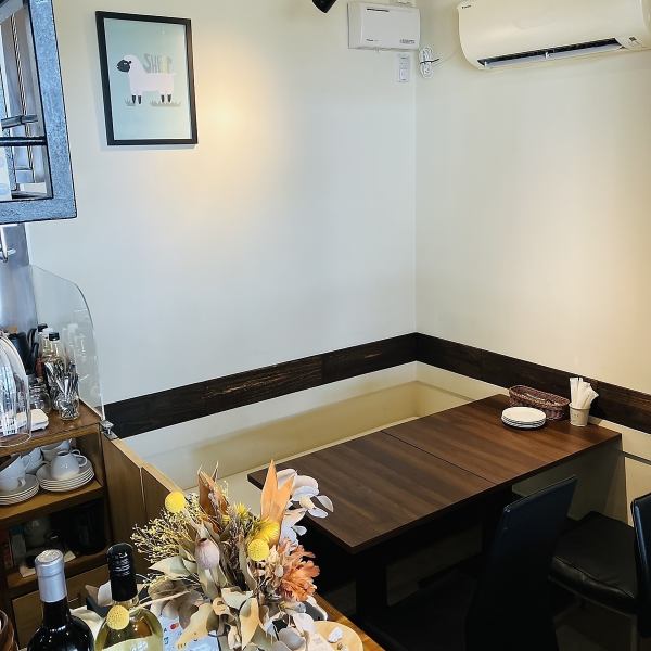 白を基調とした木材が温かみを添える店内は、特別な時間を演出するのにぴったり。洗練された空間は、デートでの大切なひとときや、華やかな女子会を一層盛り上げるのに最適です。ゆったりとくつろぎながら、心に残る思い出をお作りいただけます。