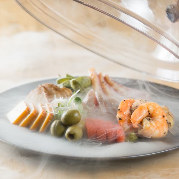 手間暇かけた自信作◆豊かな香りと深い味わいが楽しめる贅沢な逸品≪燻製全種盛り2,500円(税込)≫