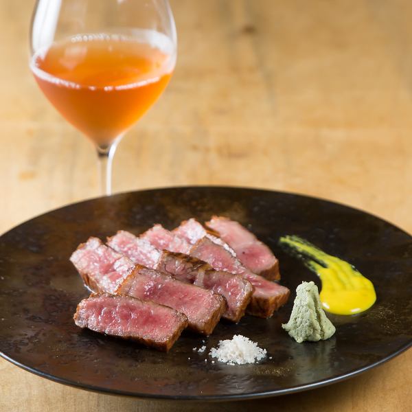 中はジューシーで外はカリっと◆肉本来の旨味を感じる≪特製サーロイン黒毛和牛ステーキ2,800円(税込)≫