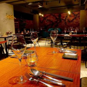 There are many table seats for 4 people in the casual atmosphere of the restaurant.It is recommended not only for dining with friends, but also for dates.