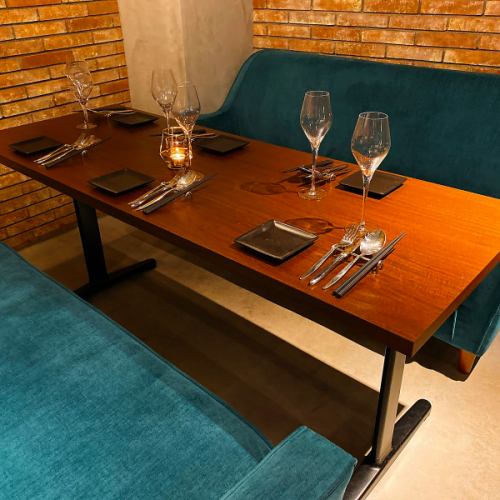 There are 6 people x 2 tables in the back of the store where you can relax comfortably.Advance reservations are recommended for sofa seats that are perfect for private occasions such as girls' night out and birthday celebrations.