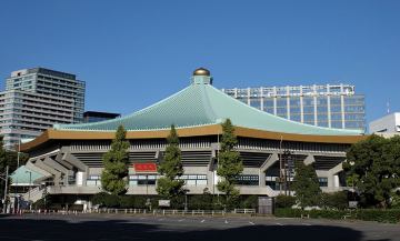 ご近所の日本武道館は一年中イベントで盛りだくさんです。九段坂を下って徒歩7分。靖国通り沿い、俎橋（首都高速高架下）を渡って小さい信号を越えて…