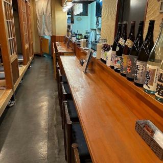 店內設有可容納 10 人的櫃檯座位，並擺放著各種日本酒。您可以近距離觀賞廚師的技巧並品嚐美味的食物和飲料。