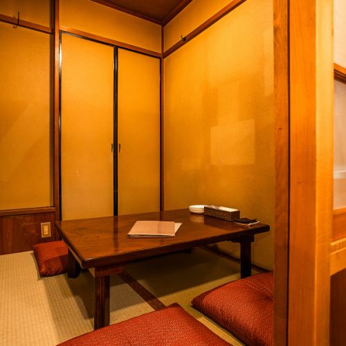26名まで対応可能な広々とした座敷席。和の雰囲気でリラックスしながら、会話を楽しむことができます。特別なひとときをお楽しみください。