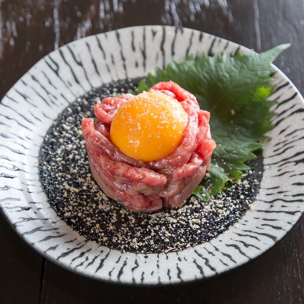 極上の新鮮さを味わう、炙りユッケ！