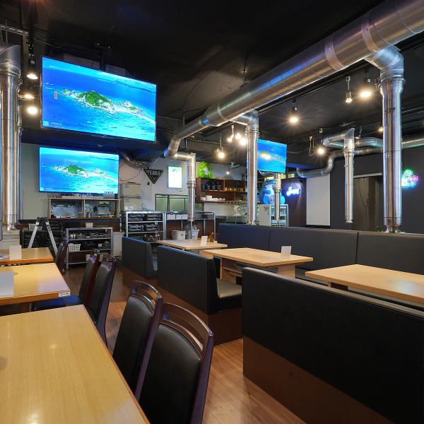 店内はネオンが灯る華やかな雰囲気で、外観の看板からも活気を感じられる造り。広々とした空間は貸切利用にも対応しており、大人数での宴会やパーティに最適です。テーブル席を中心に配置されているため、グループでの集まりや会社の飲み会にも使いやすく、シーンを選ばず楽しめる空間となっています。