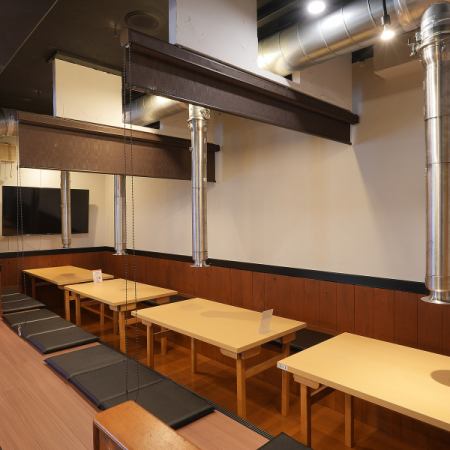 4～6名で座れるテーブル席は、会社帰りの仲間との飲み会や友人との集まりにぴったり。掘りごたつ座敷タイプもあり、長時間でも快適に過ごせます。コース料理利用にも便利なスタイルです。
