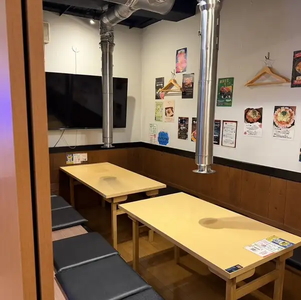 半個室掘りごたつ座敷が用意されており、足を伸ばしてリラックスできるのが魅力。小さなお子様連れの家族利用から仲間内での宴会まで幅広く対応でき、和やかな雰囲気で長居もしやすい空間です。韓国料理を囲みながら、ゆったりとした時間を過ごせるため、親しい人との食事や打ち上げなどにもぴったりです。