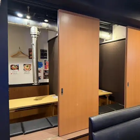 4~6名で座れるテーブル席は、会社帰りの仲間との飲み会や友人との集まりにぴったり。掘りごたつ半個室座敷タイプもあり、長時間でも快適に過ごせます。コース料理利用にも便利なスタイルです。