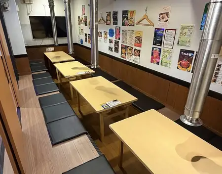 20名様前後の団体利用にも対応!会社の宴会や打ち上げ、同窓会など、大人数でのお集まりにもおすすめです。扉を閉めれば他のお席と空間を分けられるので、周りを気にせずみんなでワイワイ楽しめます!モニター・テレビも完備しているので、宴会での映像利用はもちろん、お子様連れの集まりにも◎