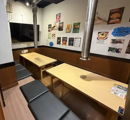 10名で座れる掘りごたつ。足ものばせてのびのび快適に過ごせます。モニターもあるのでお好きな映像をみながら長時間でもゆっくり過ごせます!コース料理利用にも便利なスタイルです。