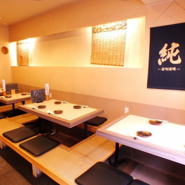 它是兩個人小宴會和飲酒派對的熱門席位。放鬆是一件好事！平靜的燈光和日本現代時尚的空間很受歡迎。