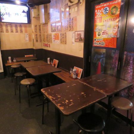 組み合わせで少人数～大人数まで幅広くご対応可能なテーブル席。