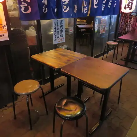 秋の季節にぴったりな「外のテラス席」!秋の澄んだ空気と心地よい夜風を感じながら、炭火焼きを楽しめる人気のお席です。外で味わう熱々のお肉とお酒は相性抜群!気の置けない仲間との飲み会などで、ワイワイ盛り上がるのに最適です。少人数~大人数までレイアウト組み合わせ自由♪