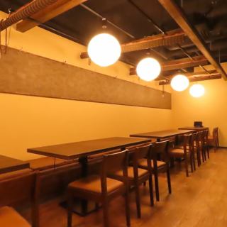 [Table seating / 9-45 people / For large and small banquets! A relaxing space with a Japanese feel (15 people x 3 rooms)] Fully equipped with seats where you can stretch out and relax.We will guide you to the most suitable space according to the number of people.We can accommodate medium-sized parties of up to 15 people, or up to 45 people with the sunken kotatsu floor all to themselves.