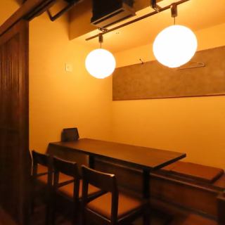 [Table seats/5-8 people/Comfortable even for small groups♪ Popular seats with a sense of intimacy] The Japanese atmosphere and the space where you can fully enjoy a "Japanese izakaya" are perfect for welcoming guests from overseas.The sunken kotatsu seats, where you can stretch your legs and relax, are perfect for small gatherings! For groups of 4 to 8, there are partitions to ensure a sense of privacy.We are proud of our comfortable and relaxing atmosphere.