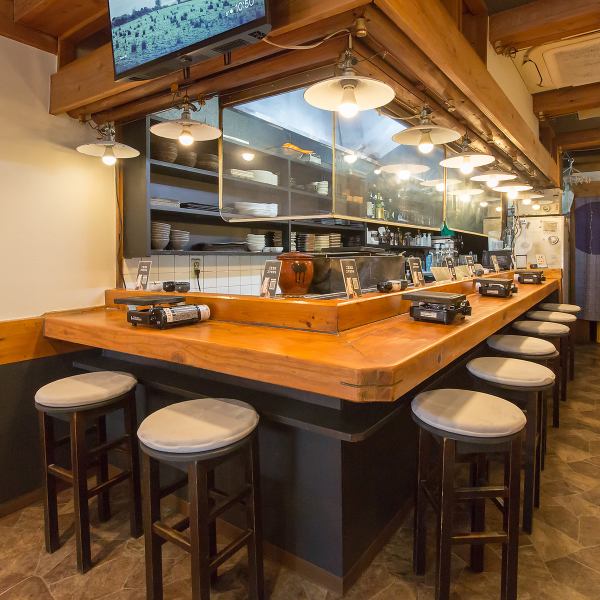 カウンターは8席のみのコンパクトな造りで、ひとり飲みやサクッと食べたい時にぴったり。焼きたての香ばしい音や溶岩石の熱気を近くで感じられ、料理が届く瞬間まで楽しめる特等席です。仕事帰りにも立ち寄りやすく、初めての来店でも利用しやすい雰囲気が魅力。