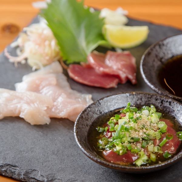 鮮度が際立つ朝引き鶏のお造り三種盛り合わせ