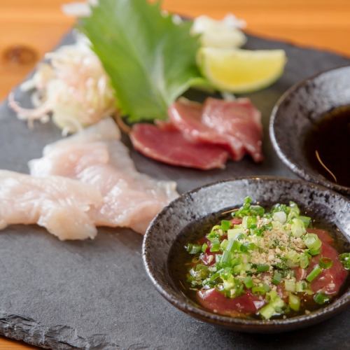 鮮度が際立つ朝引き鶏のお造り三種盛り合わせ