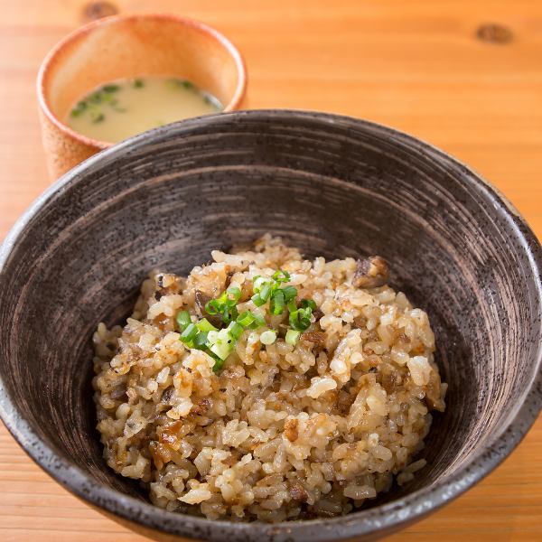 濃厚白湯スープと香ばしい鶏ご飯を味わう満足度抜群の〆セット