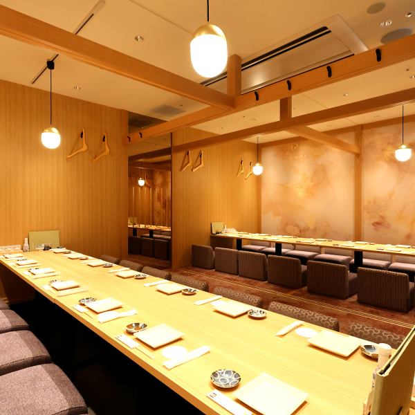 【会社宴会にも♪】 京を感じるモダン＆スタイリッシュな完全個室！中～大規模な会社宴会や大型宴会に◎落ち着いた空間の個室をお探しの幹事様、お早めにご連絡ください！大人数のご宴会に最適なお部屋は人気につき、早めのご予約がお勧めです♪