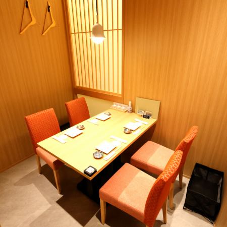 【4人包间】我们有很多桌位，非常适合举办各种宴会♪ 我们还有怀石料理套餐，非常适合商务会议和晚宴。本课程以奢华的方式使用顶级海鲜和山地特产，例如日本黑毛和牛和雪蟹。请在特殊场合享用。