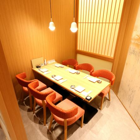 【6人包间】我们拥有适合小型宴会或约会的完美座位！餐厅毗邻难波站，从室内即可欣赏到绝佳的室外景色。欢迎您与好友、爱人或其他宾客前来用餐，同时欣赏美景。