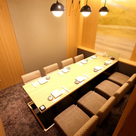 【8人包间】我们引以为豪的日式海鲜料理采用直接从产地采购的新鲜时令鱼类和贝类，并提供各种菜肴，包括刺身、烤鱼和佐酒小吃。我们还提供肉类菜肴、沙拉、山间美食和甜点，请尽情享用。