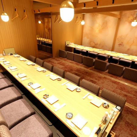 【16人包间】非常适合中型宴会！我们提供多种不同大小的包间，您可以根据活动需求选择最合适的座位！我们最多可容纳28人宴会！我们还提供适合宴会的畅饮套餐，以及早鸟和晚鸟优惠。欢迎您下次宴会选择我们餐厅。